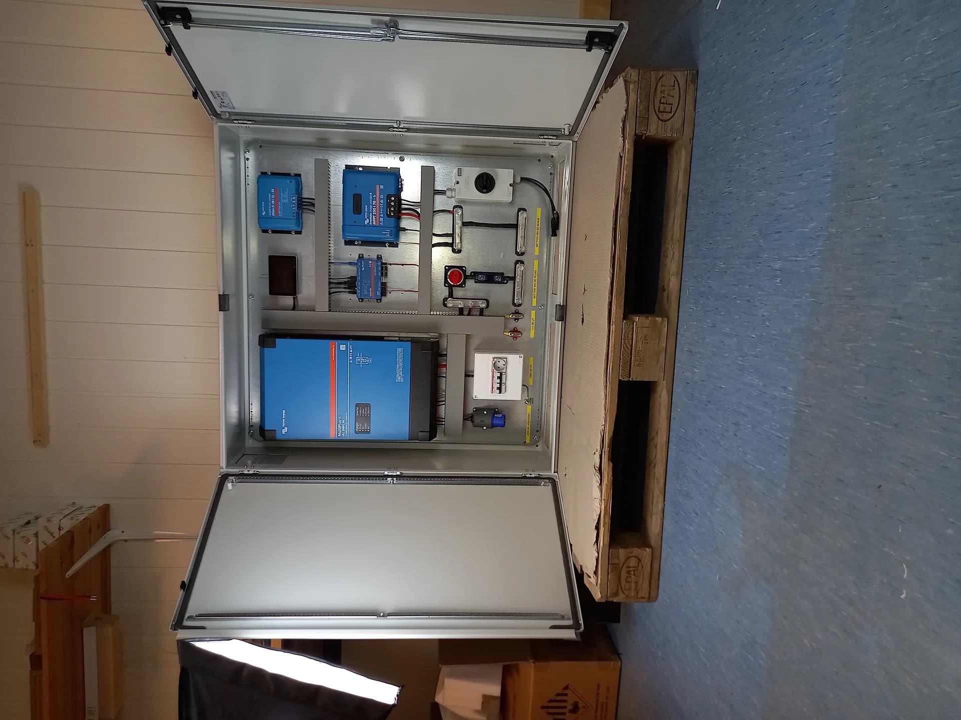 Victron batterisystem — inverter, ladekontroller og sikringsskap