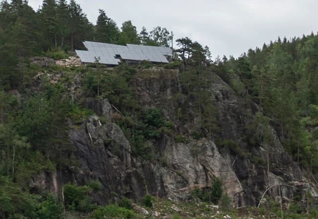 Konsmo solcelleanlegg sett fra dalen – paneler på fjellknausen