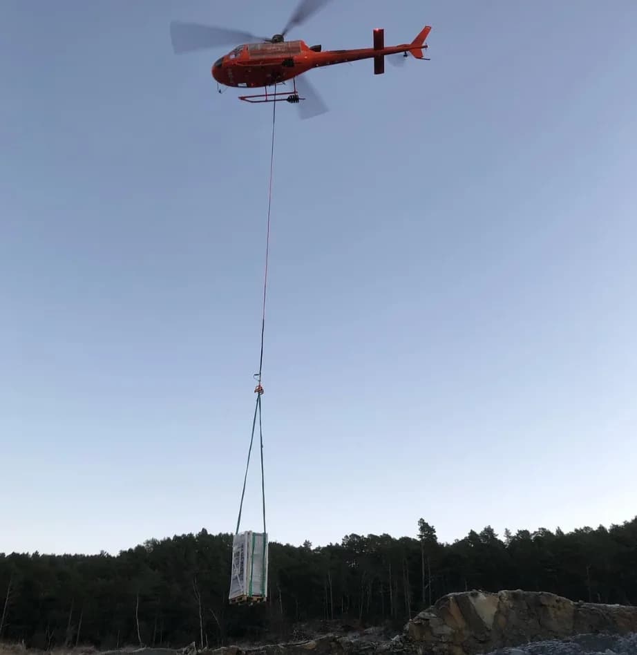 Helikopter som flyr inn kraftskap til avsidesliggende offgrid-lokasjon